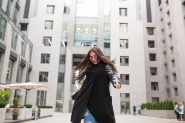 Rüzgar wal üfleme saçlı esmer kadın şık giyinmiş