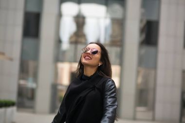 Rüzgar walk ın üfleme saç ile gülümseyen modeli şık giyinmiş