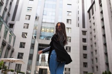 Genç ve güzel Rüzgar, yürüyüş içinde üfleme saç modeliyle 