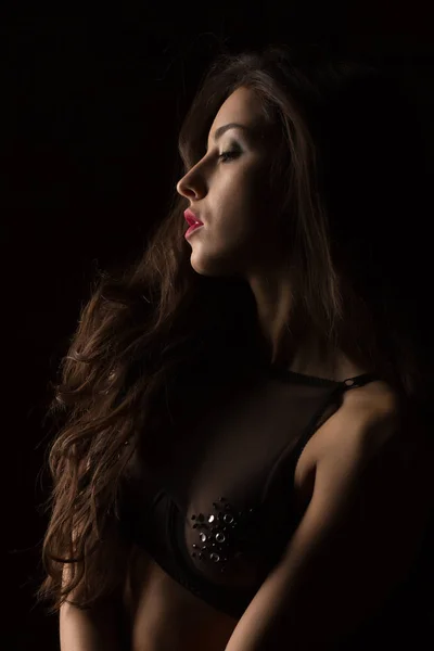 Glamouröse junge Frau mit langen Haaren posiert in transparenten Kleidern — Stockfoto