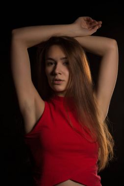 Modeli sınama mükemmel cilt ve gür ile şık esmer kadına