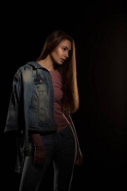 Modeli test için modaya uygun kıyafet poz içinde güzel esmer kadın 