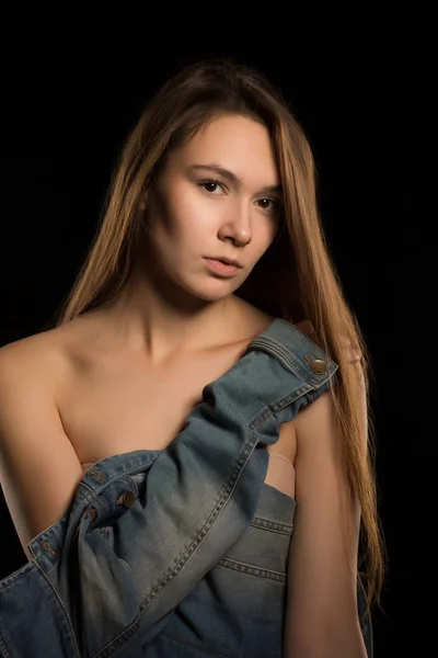 Närbild porträtt av anbud ung kvinna med långt hår och naken — Stockfoto