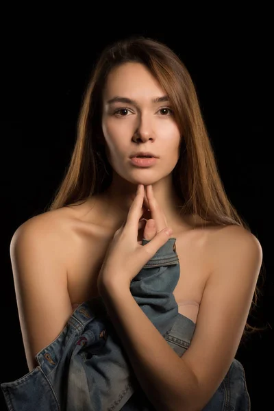 Close-up shot van verbazingwekkende brunette vrouw met lange haren en naakt — Stockfoto