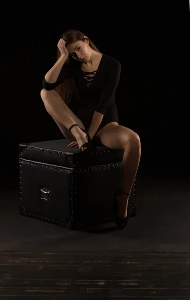 Schöne brünette Frau mit perfektem Körper posiert bei der dunklen ba — Stockfoto