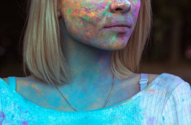 Çok güzel sarışın kadın yüz kırpma portre renkli ile kaplı 