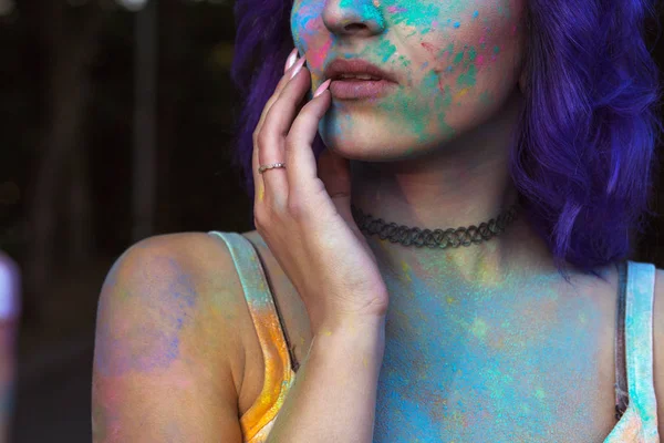 Портрет чувственной женщины с фиолетовыми волосами, покрытый колей — стоковое фото