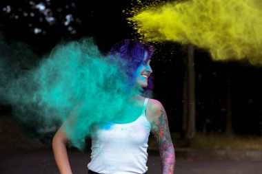 Holi festival kutluyor mor saçlı güzel kadın 
