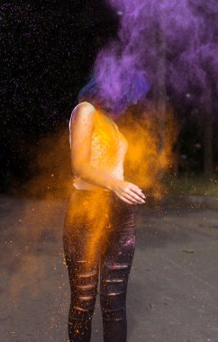 Kuru Holi toz ile eğleniyor mor saçlı genç modeli