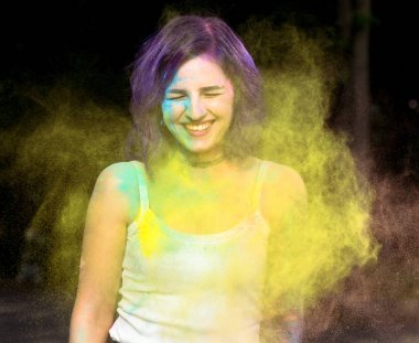 Holi Festivali Kuru toz ile oynarken memnun dövmeli kadın 