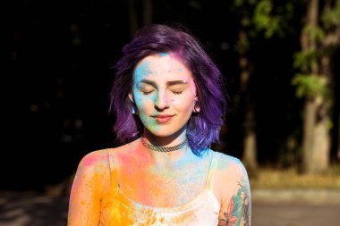 Çekici genç kadın portakal Holi toz ve posin kaplı