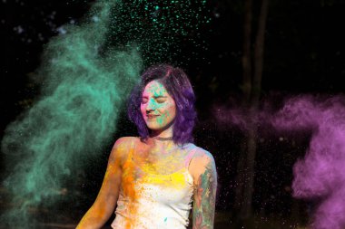 Harika esmer kadın dövme ile kuru Holi tozla kaplı