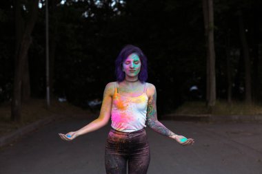 Holi festiv, Kuru toz kaplı güzel esmer kadın