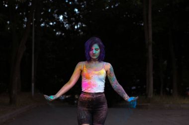 Holi festiv, Kuru toz kaplı çekici esmer kadın