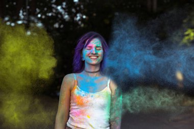 Mor saçlı çekici kadın mavi Holi tozla kaplı 