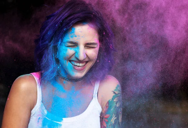 Kuru Holi toz ile eğleniyor mor saçlı duygusal kadın