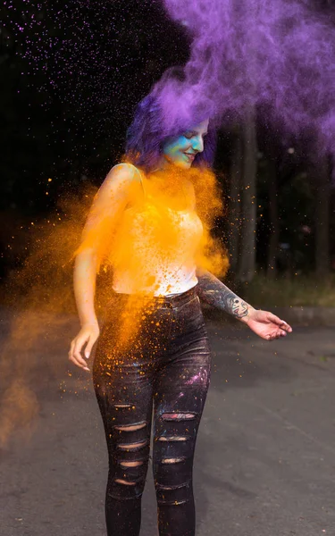 Приваблива татуйована жінка з порошком сухого кольору Холі вибухає — стокове фото