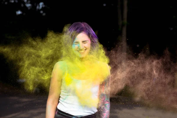 Весела татуйована жінка з порошком сухого кольору Холі вибухає збудження — стокове фото