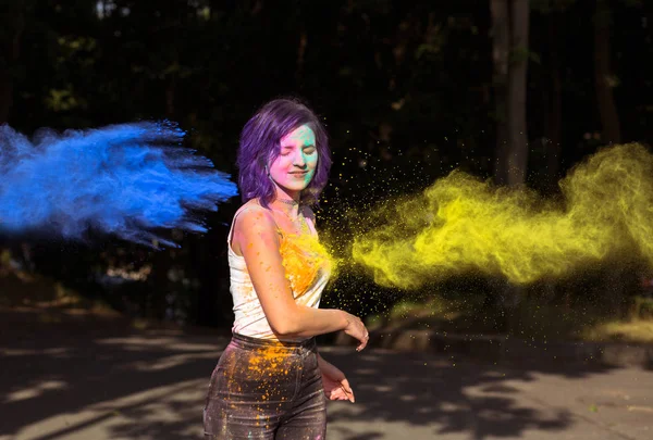 Приваблива жінка з синьо-жовтим порошком Холі вибухає роу — стокове фото