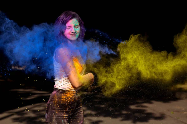 Όμορφη γυναίκα με μπλε και κίτρινο σκόνη Holi έκρηξη τ — Φωτογραφία Αρχείου
