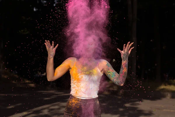 Ελκυστική γυναίκα με μωβ μαλλιά πετώντας μέχρι ξηρό ροζέ Holi powde — Φωτογραφία Αρχείου