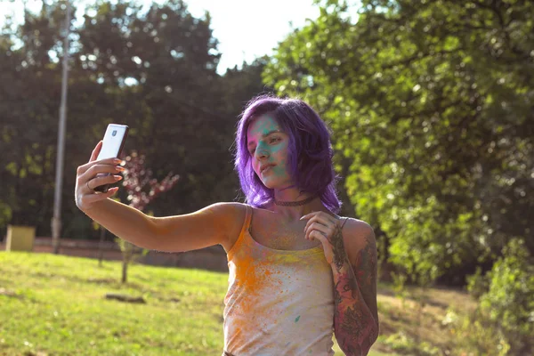 Красива татуйована жінка з фіолетовим волоссям бере селфі на H — стокове фото