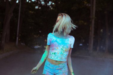 Duygusal sarışın kadın saç pos çırpınan ile beyaz t shirt