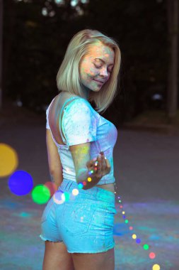 Genç ve güzel kadın colo ile poz kuru Holi toz kaplı