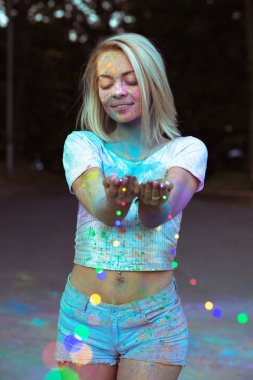 C ile poz kuru Holi tozla kaplı muhteşem genç kadın