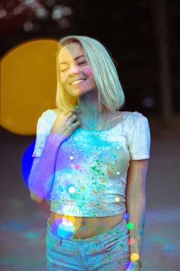 Kuru Holi toz yüzünde ile poz ile neşeli genç kadın 