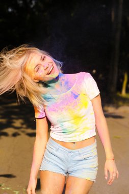 Beyaz t shirt kapalı fluttreing saçlı Genç ve güzel kadın