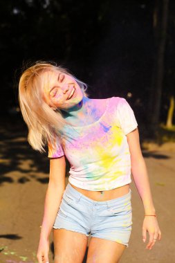 Rüzgar Cove saçlı çekici kadın beyaz t gömlek gülümseyen