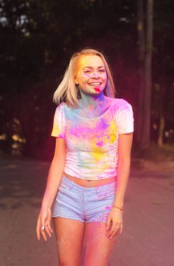 Beyaz t gömlek ve kot şort bayram k üzerinde olumlu genç kadın