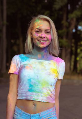 Güzel genç kadın beyaz t gömlek ve kot şort ile kaplı 