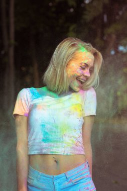 Beyaz t gömlek ve kot şort playin ifade sarışın kadın