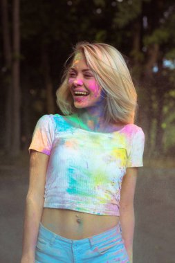 Rüzgar saçlı beyaz t gömlek neşeli sarışın kadın d kaplı