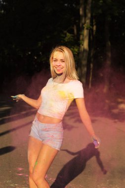 Beyaz t gömlek ve kot şort ile oynarken komik genç kadın