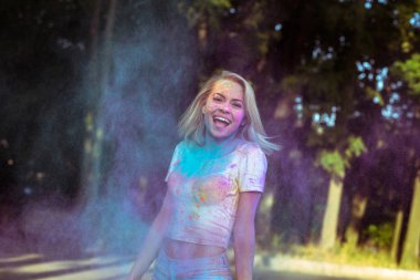 Bayram powd ile oynarken çırpınan saçlı Genç kadın gülüyor