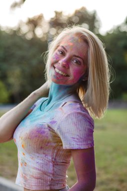 Kapak gülümseyen genç kadın beyaz t gömlek ve mavi kot şort