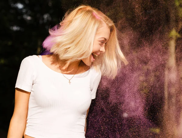 Güzel sarışın kadınla beyaz t gömlek poz hareketle saç diplerinden