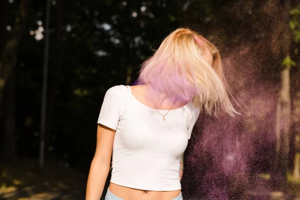 Genç ve güzel kadınla o poz hareketle saç diplerinden beyaz t shirt