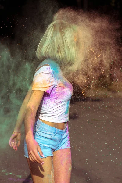 Güzel sarışın model beyaz t gömlek ve kot şort wi oynarken