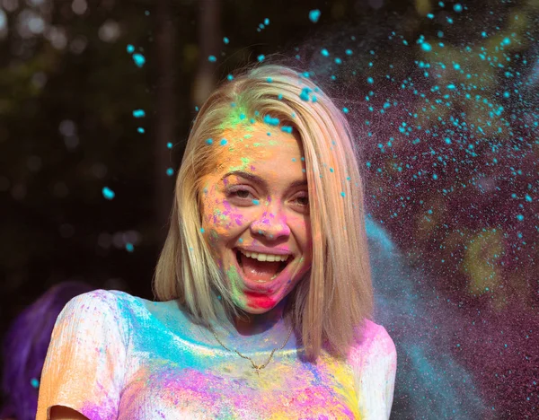 Primer plano retrato de la joven riendo en camiseta blanca con c — Foto de Stock