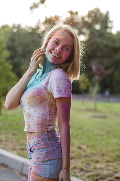 Beyaz t gömlek ve mavi kot şort cov pozitif sarışın kadın