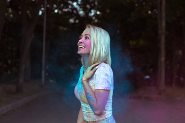 Onun yanında patlayan Holi Tozu ile poz mutlu sarışın kadın