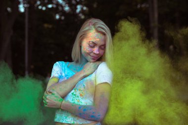 Muhteşem sarışın kadın arou patlayan Holi kuru boya ile oynamak