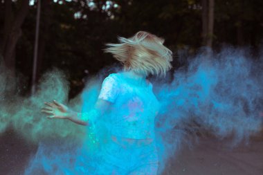 Çekici sarışın kadın saç çırpınan ile beyaz t gömlek pl