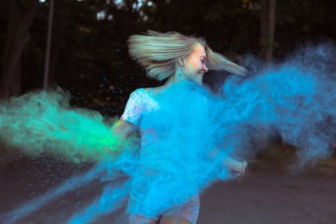 Güzel sarışın kadın saç pla çırpınan ile beyaz t shirt