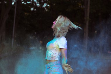 Holi Tozu ile oynarken çırpınan saçlı Genç ve güzel kadın