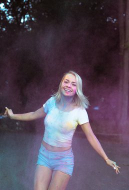 Holi Festivali kutlama patlayan kuru boya ile mutlu genç kadın